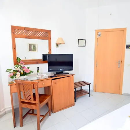 Adonis Pelinor Hotel